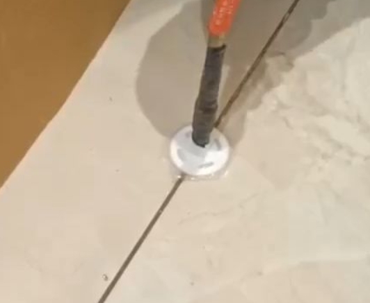 灌云瓷砖空鼓维修公司专业解答瓷砖在铺贴过程中，如果没有涂抹均匀到位的粘结材料（如水泥砂浆或瓷砖胶），可能会导致以下问题