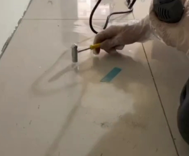 灌云瓷砖开裂维修公司专业分享瓷砖在铺贴前如果没有沥干水分，将会导致以下问题